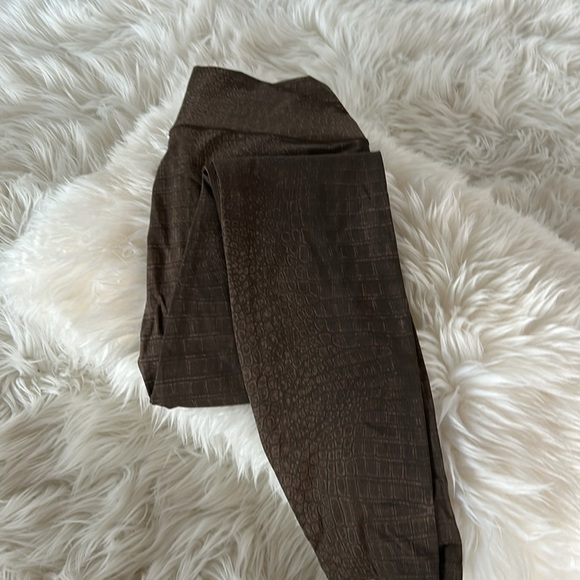 Brown sports bra and leggings - Picture 2 of 4